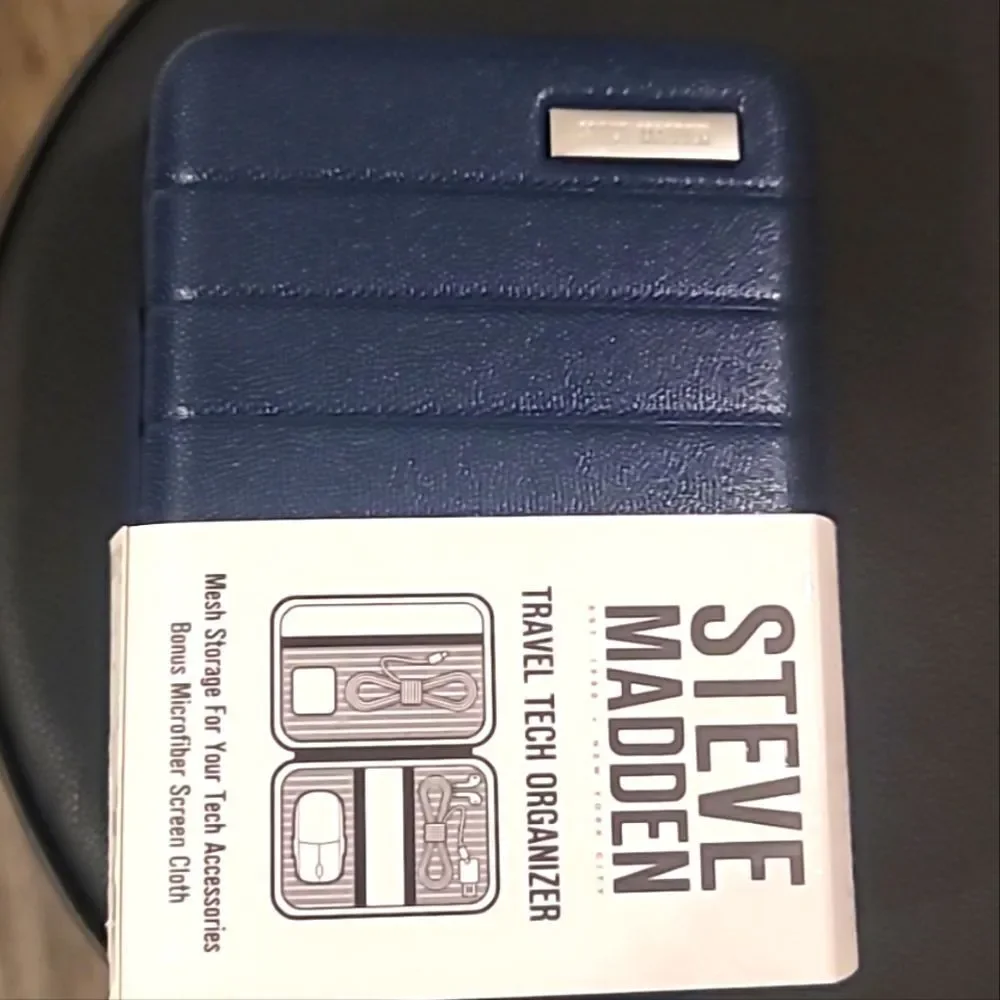 Steve Madden Hard Shell Travel Tech Organizer w/Microfiber Cloth